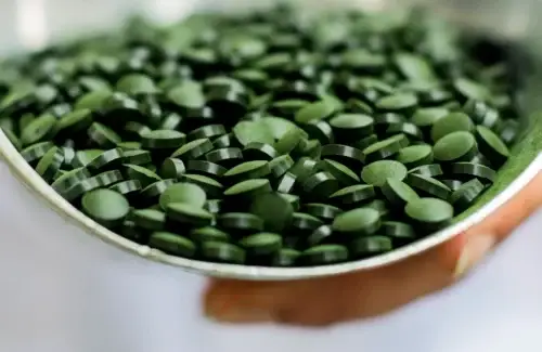 spiruline-cheval-bienfaits-dosage-effets-secondaires